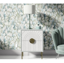 Modern nachtkastje met geometrisch patroon op de lades en messing handgrepen voor een bloemenbehang in een slaapkamer.