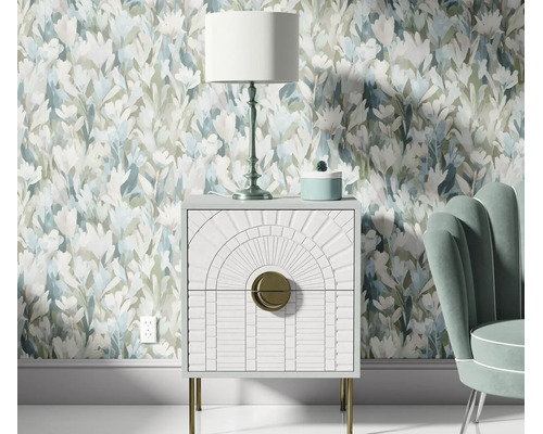 Modern nachtkastje met geometrisch patroon op de lades en messing handgrepen voor een bloemenbehang in een slaapkamer.