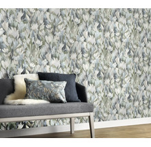 Vliesbehang met een floraal aquarelpatroon in een woonkamer met een bankje en kussens.