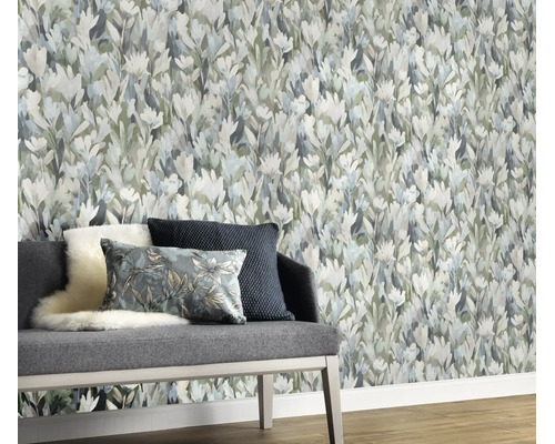 Vliesbehang met een floraal aquarelpatroon in een woonkamer met een bankje en kussens.