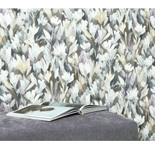 Vliesbehang met abstract bloemmotief in schilderachtige stijl voor een gestoffeerde hocker met een open boek