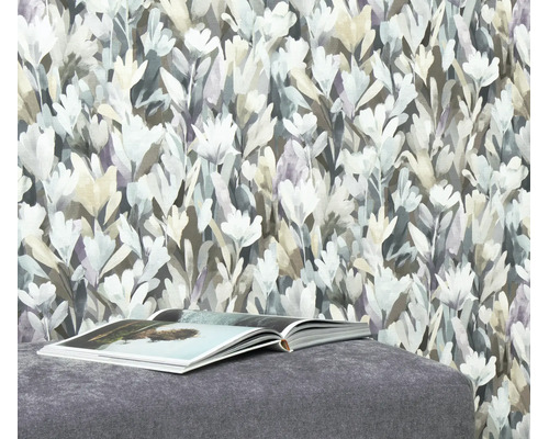 Vliesbehang met abstract bloemmotief in schilderachtige stijl voor een gestoffeerde hocker met een open boek