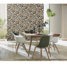 Eetkamer met behang met bloemenpatroon op een muur, houten tafel met stoelen en decoratie op tafel in een lichte en moderne kamer.