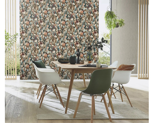 Eetkamer met behang met bloemenpatroon op een muur, houten tafel met stoelen en decoratie op tafel in een lichte en moderne kamer.