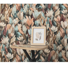 Vliesbehang met bloemenpatroon in een schilderkunstige stijl met een kleine fotolijst op een bijzettafel voor de muur.