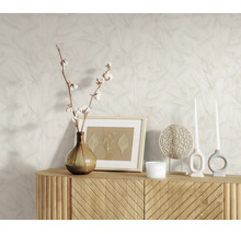 Vliesbehang met subtiel bladerpatroon voor een houten dressoir met decoratieve items in een lichte en sfeervolle setting.