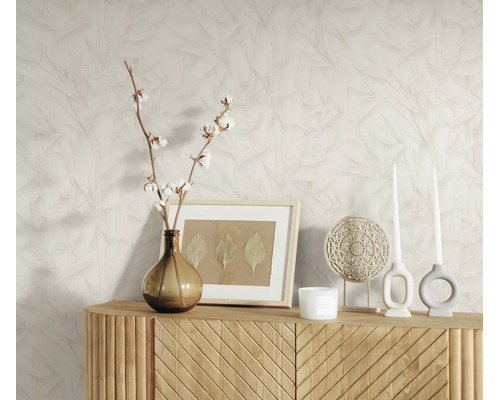 Vliesbehang met subtiel bladerpatroon voor een houten dressoir met decoratieve items in een lichte en sfeervolle setting.