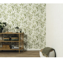 Woonruimte met vliesbehang met bamboemotief in een natuurlijk ontwerp, gecombineerd met een houten rek en een poef in moderne interieurstijl.