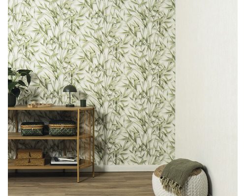 Woonruimte met vliesbehang met bamboemotief in een natuurlijk ontwerp, gecombineerd met een houten rek en een poef in moderne interieurstijl.