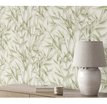 Vliesbehang met botanisch bamboepatroon voor een dressoir met tafellamp.