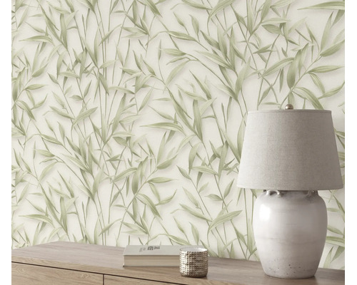 Vliesbehang met botanisch bamboepatroon voor een dressoir met tafellamp.
