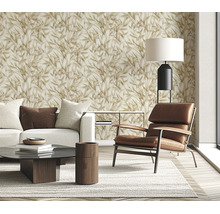 Woonkamer met vliesbehang met bamboemotief in een modern interieur met lederen fauteuil en bank.