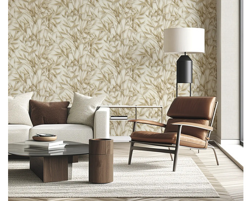 Woonkamer met vliesbehang met bamboemotief in een modern interieur met lederen fauteuil en bank.