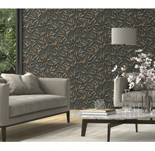Woonkamer met vliesbehang met bamboemotief in een modern interieur met bank salontafel en vloerlamp.