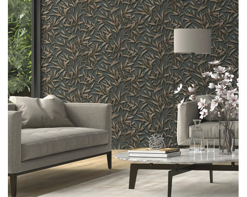 Woonkamer met vliesbehang met bamboemotief in een modern interieur met bank salontafel en vloerlamp.