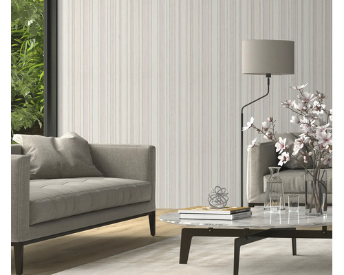 Woonkamer met gestreept behang in een modern interieur met gestoffeerde meubels en een marmeren tafel.