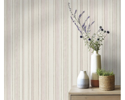 Vliesbehang met verticaal streeppatroon in een woonkamer met houten tafel en bloemenvaas.
