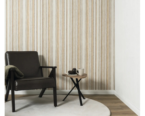 Woonkamer met gestreept behang in een moderne interieurstijl, aangevuld met een donkere fauteuil en een kleine bijzettafel op een rond tapijt.