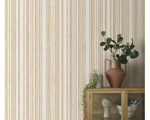 Vliesbehang met verticaal strepenpatroon in een organische look, gecombineerd met een houten kast en decoratieartikelen.