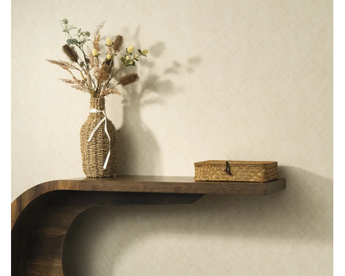 Houten wandconsole met een gevlochten vaas met droogbloemen en een gevlochten opbergdoos tegen een behang met structuur.