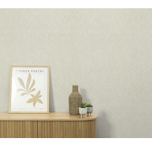 Gestructureerd behang in een kamer met een houten dressoir, fotolijst en decoratieve objecten op een plank.