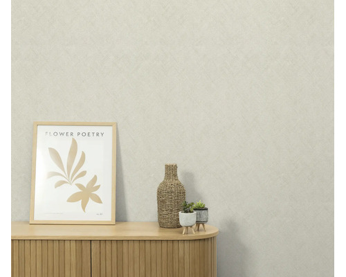 Gestructureerd behang in een kamer met een houten dressoir, fotolijst en decoratieve objecten op een plank.