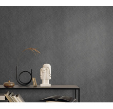 Vliesbehang met fijne linnenstructuur op een wand achter een moderne consoletafel met decoratieve objecten