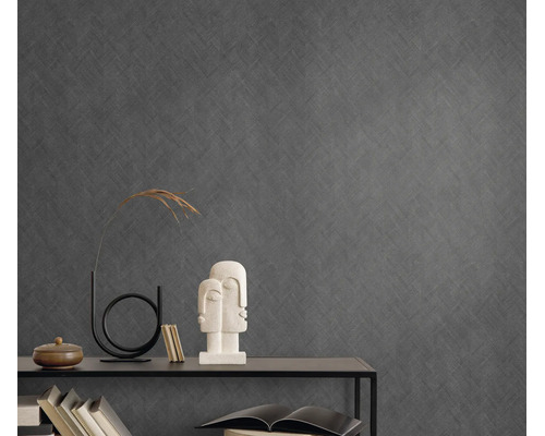Vliesbehang met fijne linnenstructuur op een wand achter een moderne consoletafel met decoratieve objecten