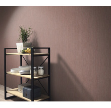 Gestructureerd behang in een kamer met een metalen rek van hout en zwart metaal, versierd met serviesgoed en decoratie.