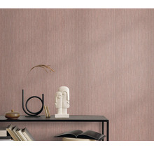 Gestructureerd vliesbehang met textieloptiek en een verticaal strepenpatroon voor een modern interieur.