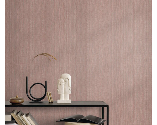 Gestructureerd vliesbehang met textieloptiek en een verticaal strepenpatroon voor een modern interieur.
