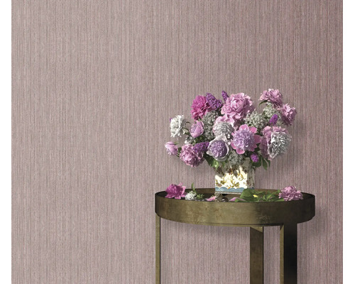 Gestructureerd vliesbehang voor een muur met een boeket bloemen in een vaas op een ronde bijzettafel.