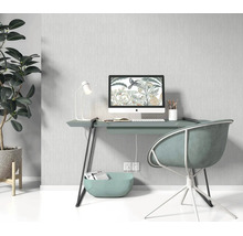 Een modern bureau met geïntegreerde opbergruimte staat voor een behang met structuur, aangevuld met een stoel en een kamerplant.