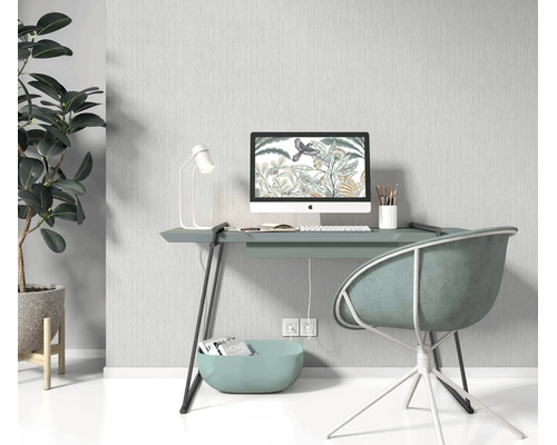 Een modern bureau met geïntegreerde opbergruimte staat voor een behang met structuur, aangevuld met een stoel en een kamerplant.