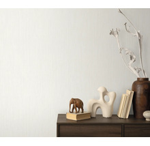 Woonruimte met gestructureerd vliesbehang, houten dressoir, abstracte decoratie en decoratieve objecten voor een stijlvol interieur.