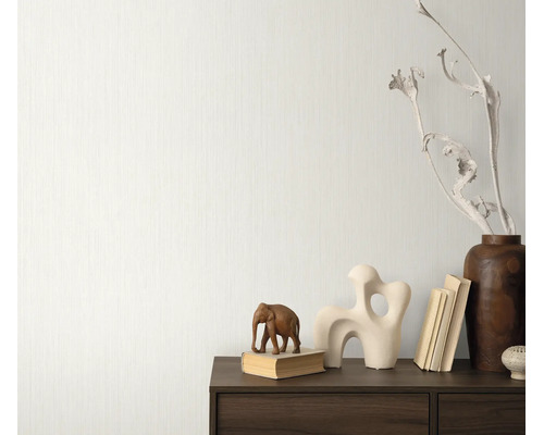 Woonruimte met gestructureerd vliesbehang, houten dressoir, abstracte decoratie en decoratieve objecten voor een stijlvol interieur.