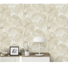 Vliesbehang met palmbladmotief voor een dressoir met tafellamp en fotolijst