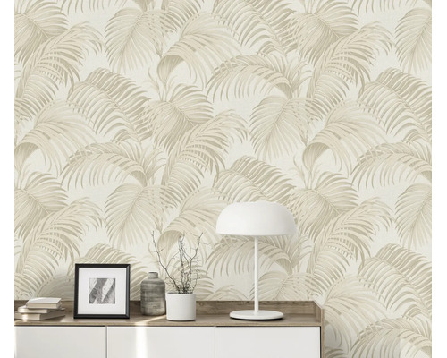 Vliesbehang met palmbladmotief voor een dressoir met tafellamp en fotolijst