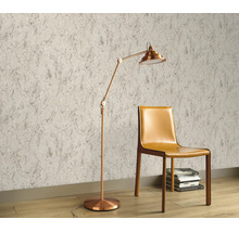 Modern vliesbehang met gestructureerde look in een woonkamer met stoel en staande lamp.