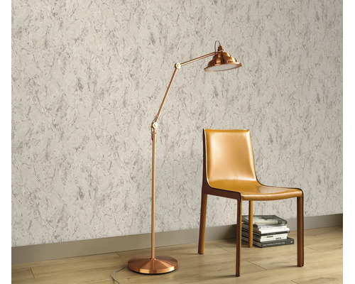 Modern vliesbehang met gestructureerde look in een woonkamer met stoel en staande lamp.