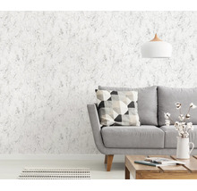 Woonkamer met vliesbehang in steenoptiek, grijze bank, houten salontafel en moderne hanglamp in een lichte, huiselijke sfeer.