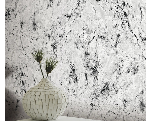 Getextureerd behang met marmerlook tegen een muur, gedecoreerd met een mozaïekvaas en planten