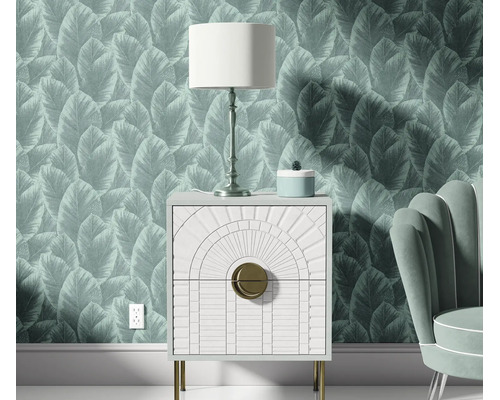 Woonkamer met modern nachtkastje, tafellamp en bloemenbehang met bladerpatroon.