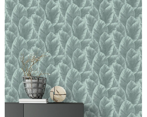 Vliesbehang met bladpatroon in moderne stijl op een woonkamermuur met dressoir decoratie