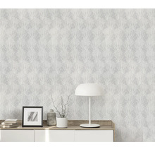 Gestructureerd behang met waaiervormig bladerpatroon in een moderne woonkamer met dressoir en tafellamp