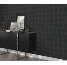 Behang met structuur en waaierpatroon op een muur achter een modern dressoir met decoratie in een elegant interieur