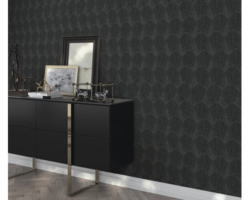 Behang met structuur en waaierpatroon op een muur achter een modern dressoir met decoratie in een elegant interieur