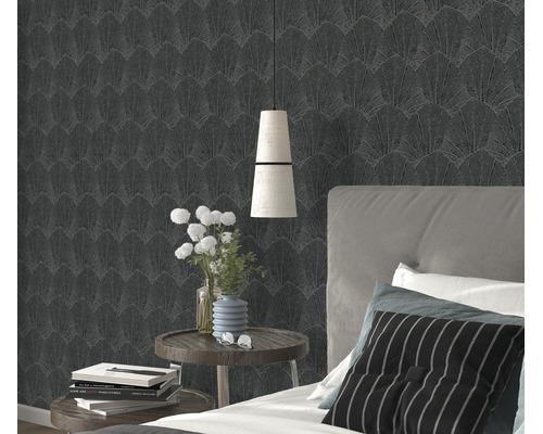 Gestructureerd vliesbehang met waaierbladerpatroon in een slaapkamer aan een muur achter een bed met nachtkastjes.