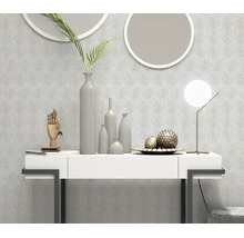 Vliesbehang met waaiervormig patroon in een modern ingerichte woonkamer met een witte console, ronde spiegels en decoratieve vazen.