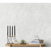 Gestructureerd vliesbehang voor een muur met decoratie op een houten dressoir
